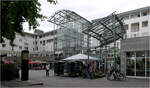Das moderne Bahnhofsgebäude in Kornwestheim - 

... mit der gläsernen Halle zwischen den beiden winkelförmigen Bauteilen, mit Ladengeschäfte, Büros und Wohnungen.

23.07.2024 (M)
