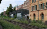 Auf der Ostseite - 

--- des Personenbahnhofes Kornwestheim befindet sich das Salamander Areal. Rechts im Bild ein Teil des ehemaligen Empfangsgebäudes. Daneben die gläserne Überdachung des Ostausganges der Fußgängerunterführung. 
Gleis 2 am Bahnsteig Richtung Stuttgart wurde abgebaut und wächst zu. Auf Gleis fahren die Regionalzüge in Richtung Stuttgart.

23.07.2024 (M)