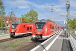 Zwei S8 Züge in Korschenbroich am Nachmittag des 23.4.2017, der rechte Zug fährt nach Düsseldorf Gerresheim, da in Wuppertal noch bis zum nächsten Morgen die Strecke gesperrt ist.