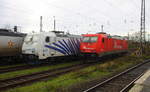 185 606-1 von Rhein-Cargo steht abgestellt in Krefeld-Hbf. 
Aufgenommen von Bahnsteig 4 in Krefeld-Hbf.
Bei Sonne und Wolken am Vormittag vom 26.12.2017.