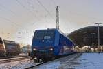 145 087-3 der RailInvest zieht einen Zug der in diesem Jahr durch TRI betriebenen Linie RB 37 aus dem Krefelder Hbf in Richtung Neuss (19.01.2024)