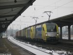 182 531 von BoXxpress und 182 596 von IBS fahren am 6. Februar 2010 mit einem langen Containerzug durch Kreiensen Richtung Norden.