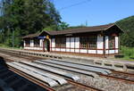 Das Wartehäuschen und der Eingang zur Unterführung am Bahnsteig 1 in Krippen, am 29.07.2024.