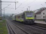 VT 650.722 und VT 650.721 von Agilis durchfahren am 26. April 2011 auf ihrer Fahrt nach Neuenmarkt-Wirsberg den Bahnhof Kronach ber Gleis 3.