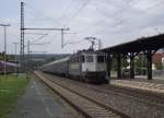 Re 421 383  Rail Adventure  durchfhrt am 25. Juli 2011 mit +90min und einem Sonderzug von Berlin-Alexanderplatz nach Augsburg Hbf den Bahnhof Kronach ber Gleis 3.