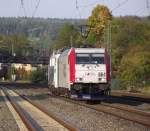 185 664-0 von KombiVerkehr zieht am 3. Oktober 2011 die neue Locomotion 139 135-8 als Tfzf (D) 94459 nach Mnchen Ost Rbf durch den Bahnhof Kronach.