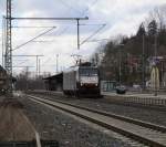 185 554-3 der MRCE durchfhrt am  20. Februar 2012 als Tfzf in Richtung Saalfeld den Kronacher Bahnhof. 