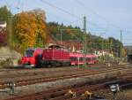 442 272 und V100 2335 begegnen sich am 13. Oktober 2012 in Kronach.