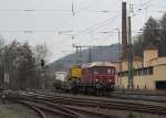 107 018-4  von Railsystems zieht am 06. April 2013 einen kurzen Bauzug durch Kronach in Richtung Saalfeld.