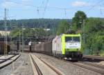 185 550-1 von Captrain zieht am 21. Juli 2013 die E 37 531 von Akiem und einen H-Wagenzug durch Kronach in Richtung Lichtenfels.