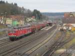 MEG 603 (143 851-4) und MEG 703 (155 184-5) ziehen am 06. Januar 2014 einen Holzzug durch Kronach in Richtung Bamberg.