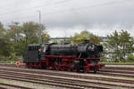 41 018 am 1. Oktober 2022 in Neustadt-Böbig. Die Aufnahme wurde aus dem geöffneten Fenster eines ausfahrenden Zug angefertigt.