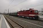 243 005-6 und 03 1010 (Zugschluss) erreichen am 13.5.2017 zusammen mit dem D52280 von Erfurt Hauptbahnhof nach Bad Schandau den Leipziger Hauptbahnhof.