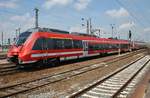 442 618-5 und 442 811-6 fahren am 13.5.2017 als RE50 (RE16516)  Saxonia  von Dresden Hauptbahnhof in den Leipziger Hauptbahnhof ein.