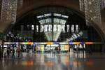 Blick auf einen der sechs Bögen der Bahnhofshalle in Leipzig Hbf, hier von Gleis 22 bis 24.