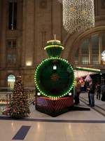 Die Bahnhofshalle in Leipzig Hbf wurde weihnachtlich mit Bahnbezug geschmückt.