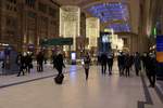 Blick auf die weihnachtlich geschmückte Bahnhofshalle in Leipzig Hbf am Abend.