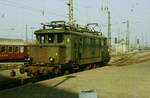 24.04.1986, Leipzig Hauptbahnhof, die E44 des Bw Leipzig-Engelsdorf steht noch im Plandienst und wartet auf die nächste Leistung.