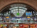 Blick auf die Bahnsteige 10 - 13, am 10.10.2023 in Leipzig Hbf.