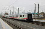 Der ausfahrende PbZ 33954 nach Berlin-Lichtenberg mit dem D-DB 61 80 80-95 212-5 Avmz 109.2 am Zugschluss, am 02.01.2024 in Leipzig Hbf.