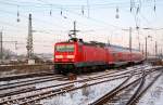 143 891 schiebt ihre RB nach Wittenberg aus dem Leipziger Hbf.