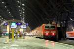 Kurz nach 7 Uhr ist der RE 17442 aus Dresden (geschoben von 143 339-0) in Leipzig Hbf eingetroffen. Whrend der Adventszeit wurden die Zge der Relation Dresden-Leipzig um einen 5.Doppelstockwagen verstrkt. Am 19.12.2009 diente dazu ein DBuz mit bersetzfenstern.