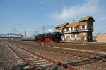 Bei der Ausfahrt aus dem Leipziger Hauptbahnhof passiert der, von 01 0509-8 gezogene Sonderzug am 26.03.2009 das ehemalige Befehlsstellwerk B21.