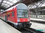 Ein Dosto Steuerwagen (1.Gattung) steht in Leipzig Hbf zur abfahrt nach Reichenbach(Vogt)ob Bf bereit.