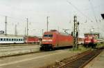 Im August 1998 fuhr 101 068-5, vorbei an der abgestellten 110 430-6, mit einem IC in den Hbf.-Leipzug.