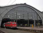 110 284 mit einer IC-Garnitur in Leipzig Hbf, 14.2.011.