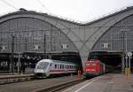 V.l.n.r.: IC2430 Dresden - Oldenburg und 110 284 mit einer IC-Garnitur in Leipzig Hbf, 14.2.011.