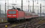 143 111 verlsst mit dem RE nach Cottbus am 01.12.12 den Leipziger Hauptbahnhof.