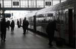 Alltag im Leipziger Hauptbahnhof -     Reisende vor IC München - Berlin.