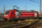 DB 101 118-8 (Baujahr 1998, Adtranz) mit Werbung DB Kuriergepäck auf Rangierfahrt vom Bahnsteig zum Bw, fotografiert im Hbf.