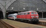 218 835 stand am 29.10.16 vor der Halle des Leipziger Hauptbahnhofes und wartete darauf ins Gleisvorfeld fahren zu können.