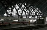 Und draußen fällt Schnee -    Schrägansicht einer der Stirnseiten der Bahnhofshalle des Leipziger Hauptbahnhofes.