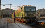 Der am 04.02.17 als DPE 20863 verkehrende Sonderzug der Press von Leipzig nach Dresden sonnt sich am Morgen vor der Bahnhhofshalle des Leipziger Hauptbahnhofes.