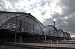 Hauptbahnhof Leipzig vom Bahnsteig am Gleis 23/24 aus gesehen.