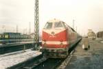 1998 fuhren die Regionalbahnzge nach Chemnitz noch vom Bahnsteig 26 in Leipzig Hbf.Am 05.02.1998 stande die 219 130 mit einer Regionalbahn nach Chemnitz am Bahnsteig 26