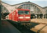 Die Berliner 112 153 mit einem Interregio am 18.05.2000 im Leipziger Hbf.