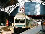 Ein Regionalexpress in den neuen DB-Farbeschema 1998 im Leipziger-Hbf..
Zu dieser Zeit fanden die Umbauarbeiten des Hbf.-Leipzig statt, man sieht in Teilen die Sanierung der Bahnhofshallen.