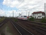 ICE 892  Hanau  schlngelt sich hier durch nach Kiel Hbf.Aufgenommen am 17.05.2012 in Leipzig