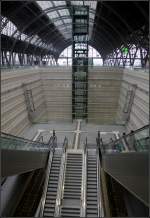 Ein großes Loch - 

... klafft da wo früher einmal Bahnsteige waren. Die Treppenanlage zum Tiefbahnhof des Leipziger Hauptbahnhofes ist sehr großzügig gestaltet, will aber doch nicht so richtig zu dem darüber liegenden alten Bahnhofsdach passen.

02.02.2014 (M)
