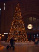 -FROHE WEIHNACHTEN- heit das Motto auf dem Leipziger Hauptbahnhof. Um ehrlich zubleiben = schner Weihnachtsbaum.