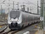 Grau in Grau in Grau passt zu der Stimmung im Vorfeld des Leipziger Hauptbahnhofes: Himmel, Schotter und der Zug sind farblich abgestimmt. Hier ist ein TALENT-2-Triebzug zunächst auf Rangier- und dann auf Schulungsfahrt von Leipzig Hbf in Richtung Weißenfels.
19.10.2015