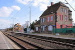 Blick auf die Anlagen des Bahnhofs Leipzig-Thekla auf der Bahnstrecke Leipzig–Eilenburg (KBS 215), mit altem Bahnhofsgebäude, (elektro-)mechanischem Stellwerk und neuem elektronischen Stellwerk. Aufgenommen von Bahnsteig 2, der nicht mehr genutzt, aber noch frei zugänglich ist. [24.3.2018 | 14:12 Uhr]