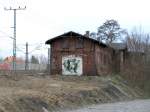 Dieses alte Bahngebude, welches auch auf irgendeiner Runkelrbenbahn stehen knnte, steht am Haltepunkt Leipzig Wahren, 25.03.08