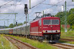 Lok 155 222 mit dem Strandexpress Nr.1 zum Ostseebad Binz durchfährt den Bahnhof Lietzow.