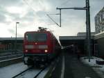 Hier 143346 mit ihrem Stadtexpress nach Frankfurt(Main) am 4.12. im Bahnhf von Limburg (Lahn) auf die Abfahrt