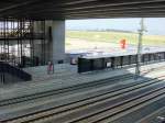Blick auf Empfangsgebude und Durchfahrtsgleise (mittig), Bahnhof Limburg, Neubaustrecke FFM - Kln, SEP2002